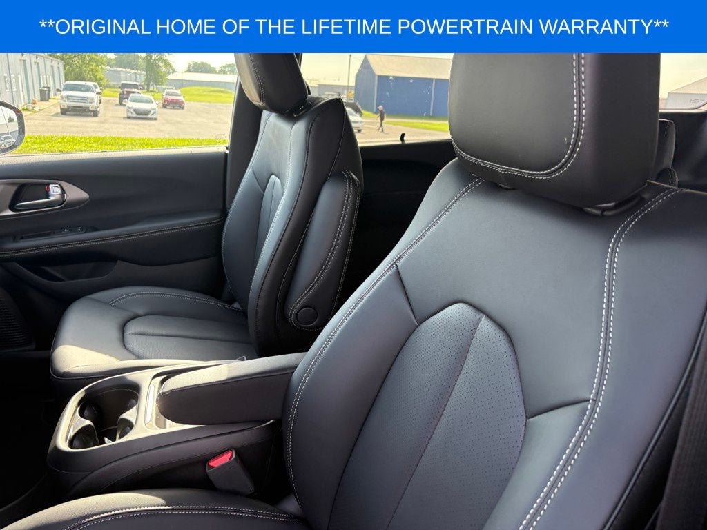 2027 Chrysler Pacifica Select