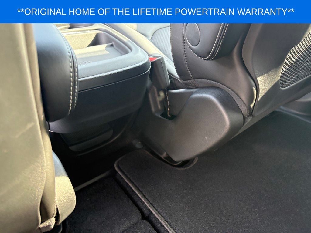 2027 Chrysler Pacifica Select
