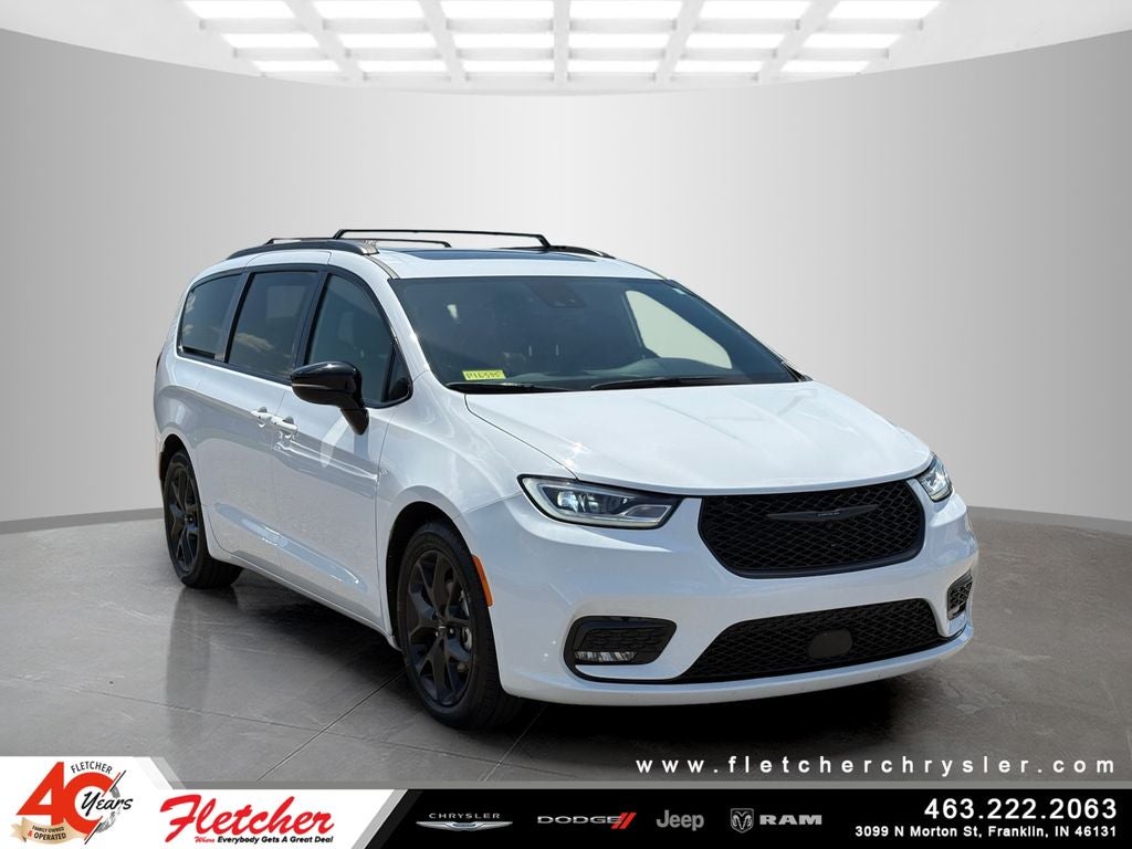 2025 Chrysler Pacifica Limited's photo