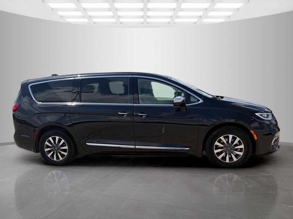 Used 2022 Chrysler Pacifica Hybrid Limited with VIN 2C4RC1S76NR100390 for sale in Franklin, IN