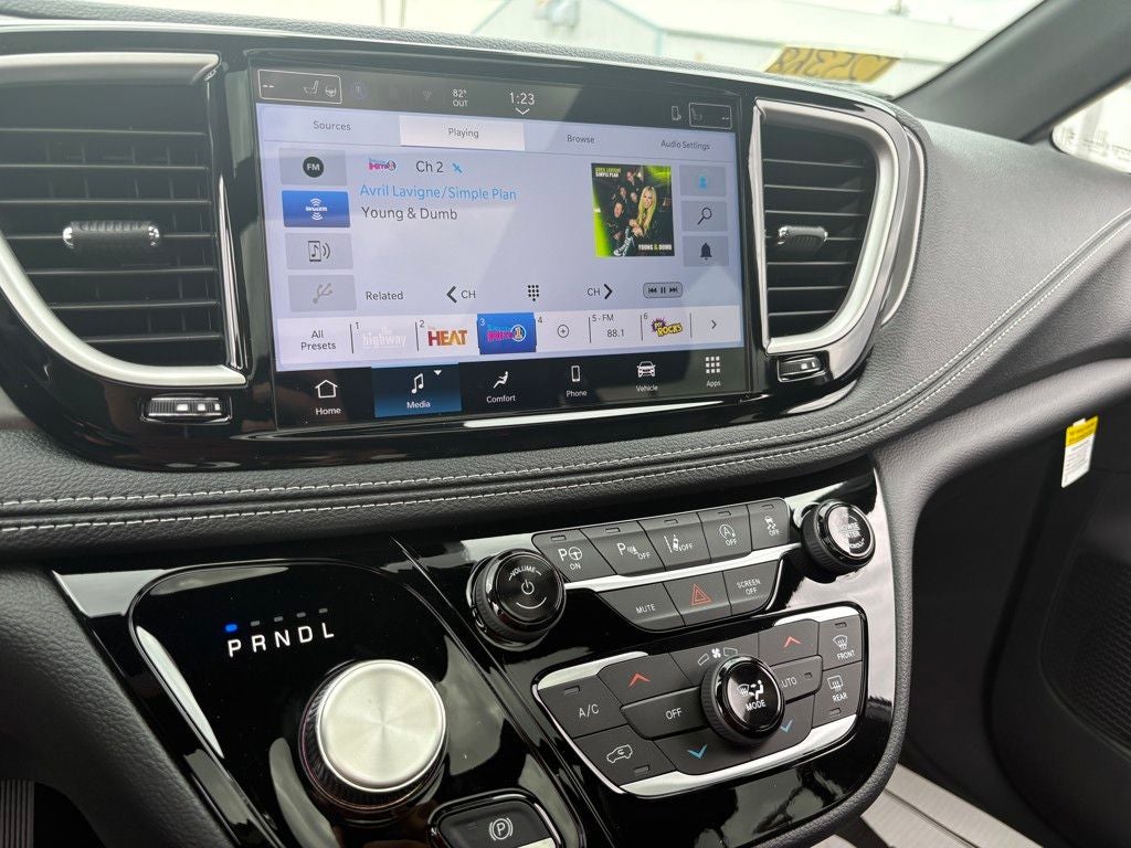 2025 Chrysler Pacifica Select