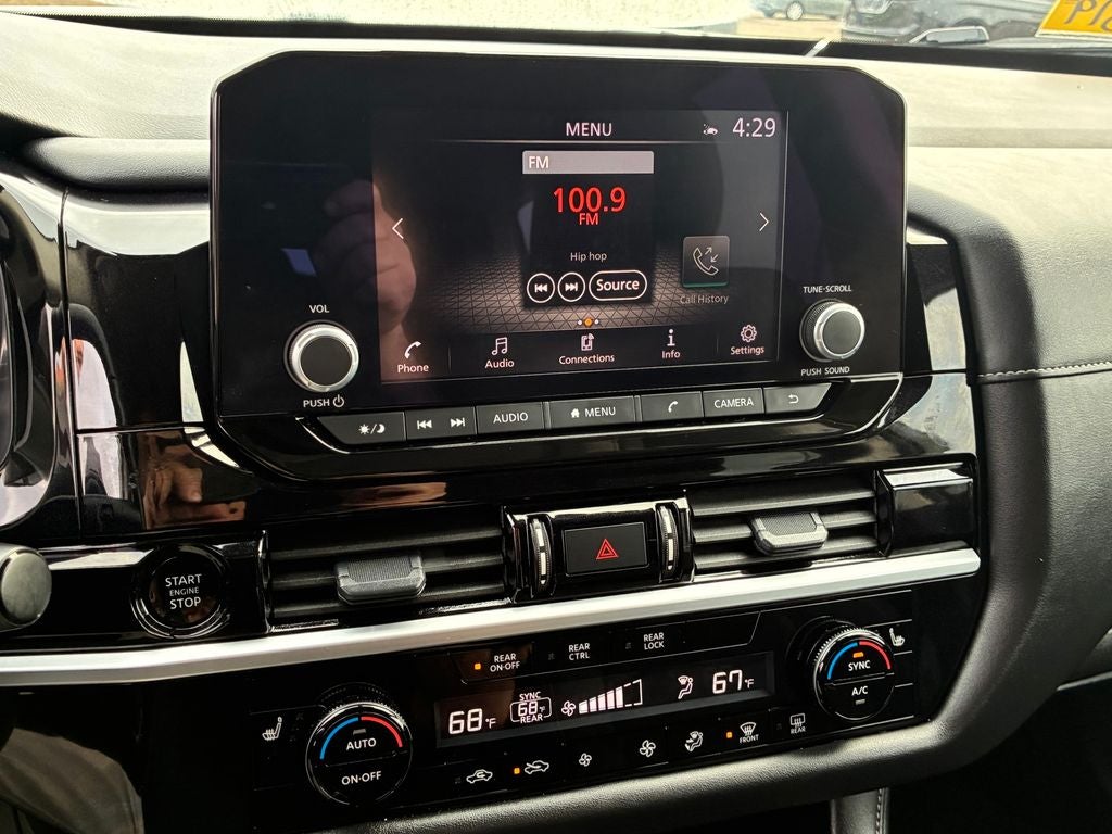 2025 Nissan Pathfinder SV