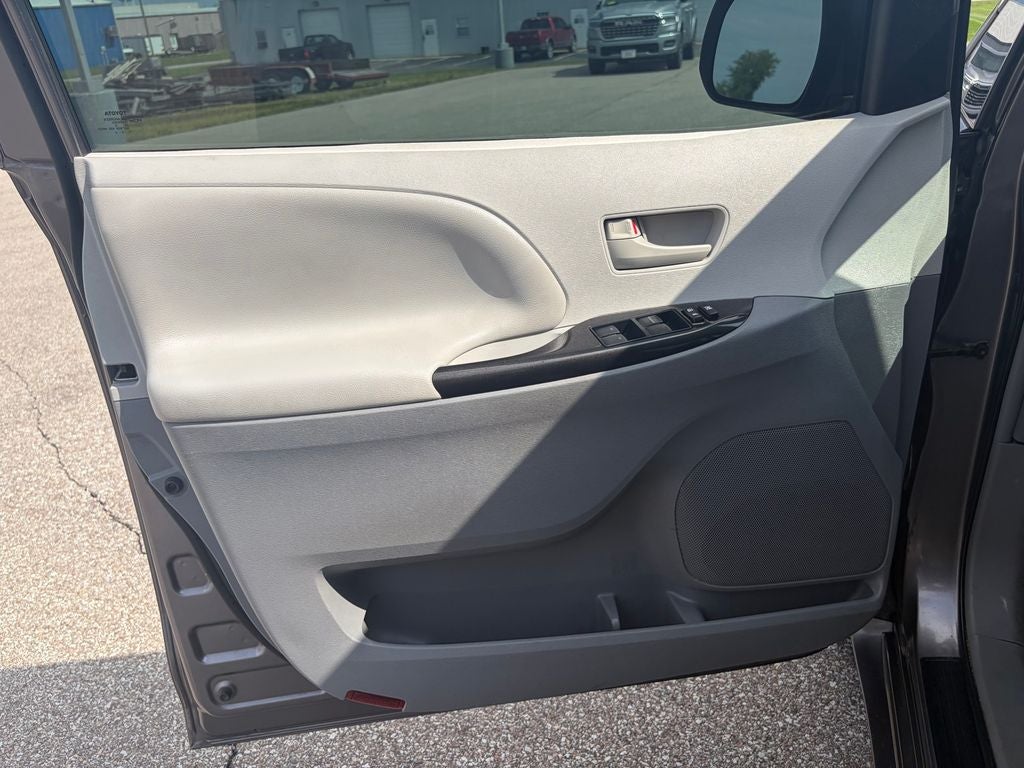 2014 Toyota Sienna L 7 Passenger